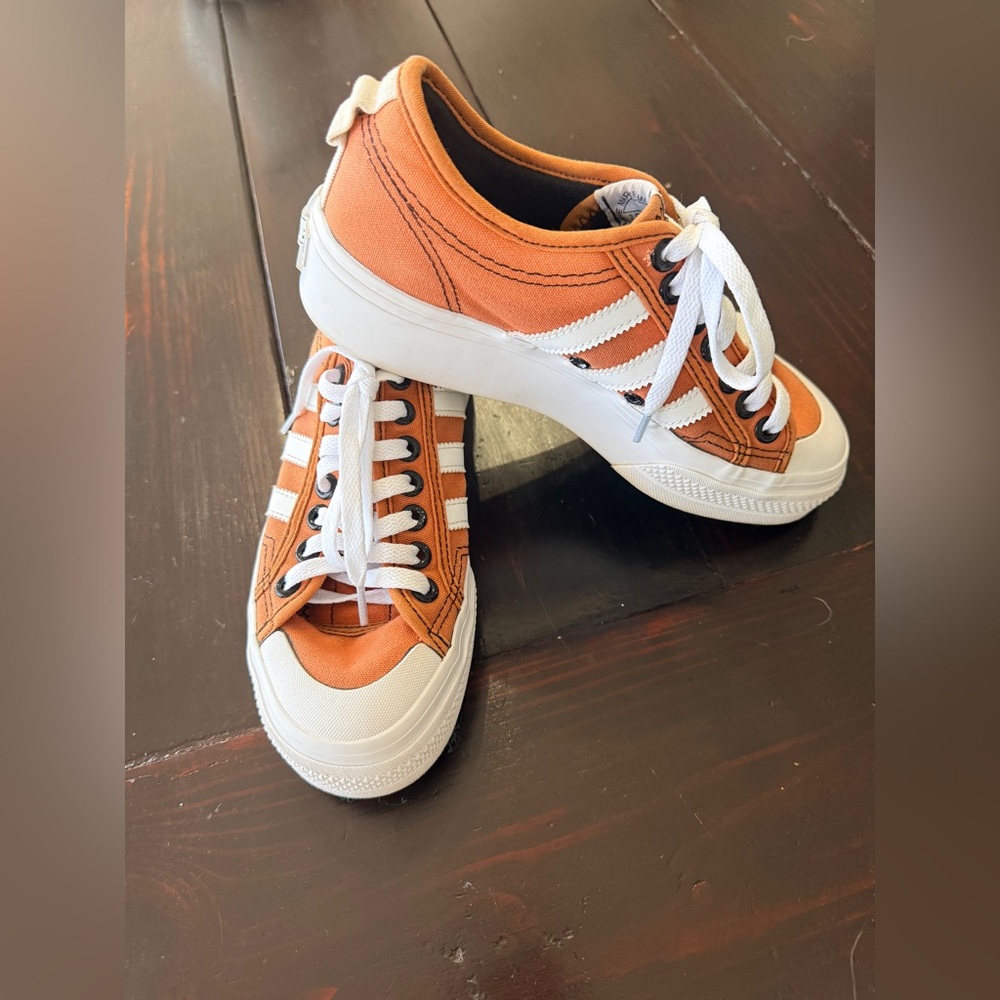 Adidias EUC Nizza low top platform
In orange canvas w/rubber toe
Woman’s size 8 - Picture 6 of 9